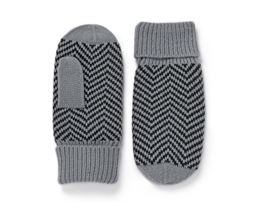 Deux moufles en maille avec un motif à chevrons gris et noir.