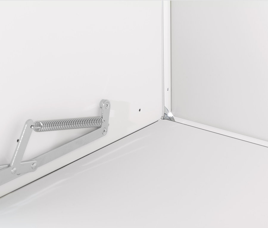 Détail d'un buffet CN3 blanc avec mécanisme métallique pour abattants.