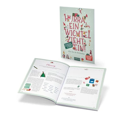 Le livre « Hurra, ein Wichtel zieht ein! » (en allemand) est ouvert et se trouve derrière.