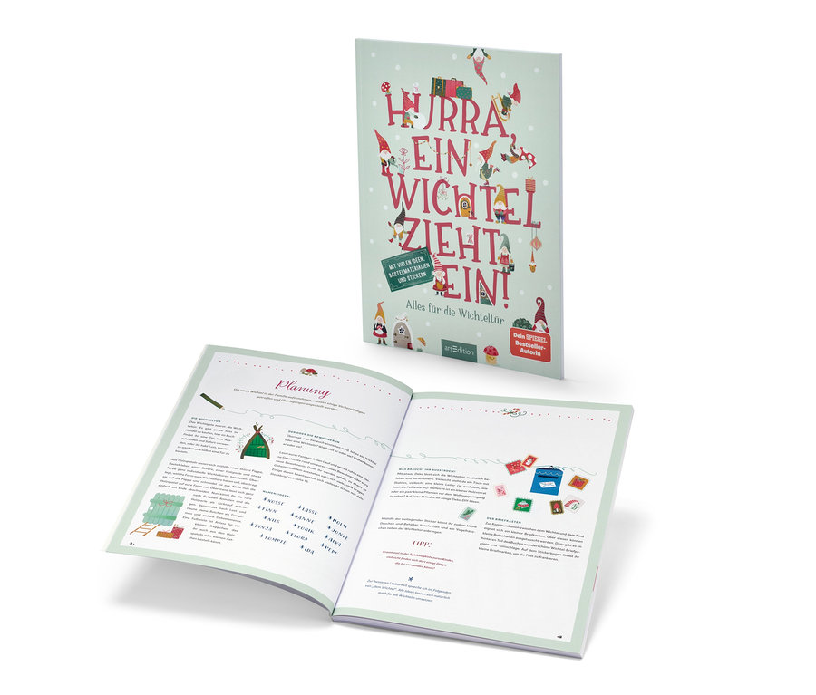 Le livre « Hurra, ein Wichtel zieht ein! » (en allemand) est ouvert et se trouve derrière.