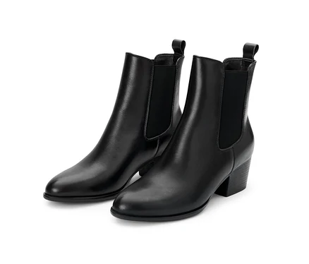 Deux bottines en cuir sur fond blanc.