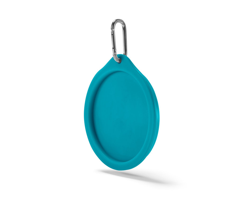 Un gamelle repliable bleue avec un mousqueton.