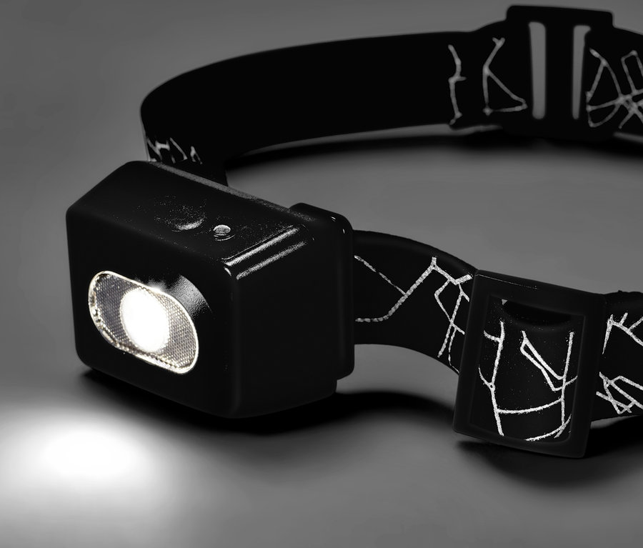 Gros plan d'une lampe frontale noire.