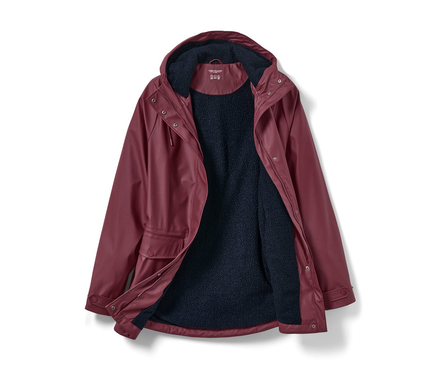 Un manteau de pluie bordeaux en teddy ouvert avec une capuche et une fermeture éclair, posé sur un fond blanc.