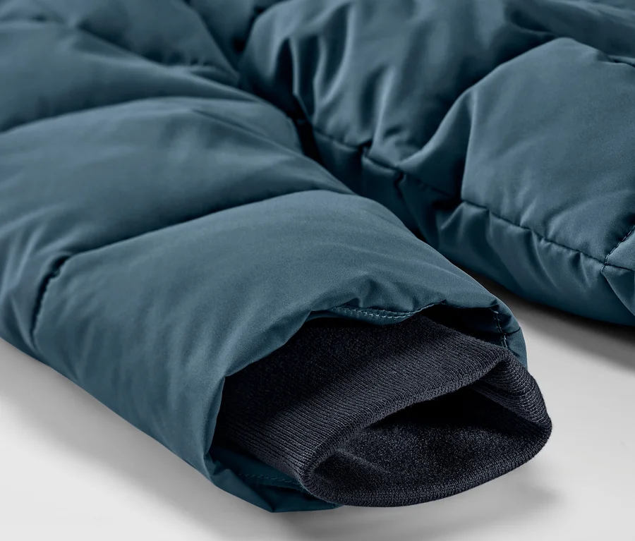 Détail d'une veste thermique pour enfant.