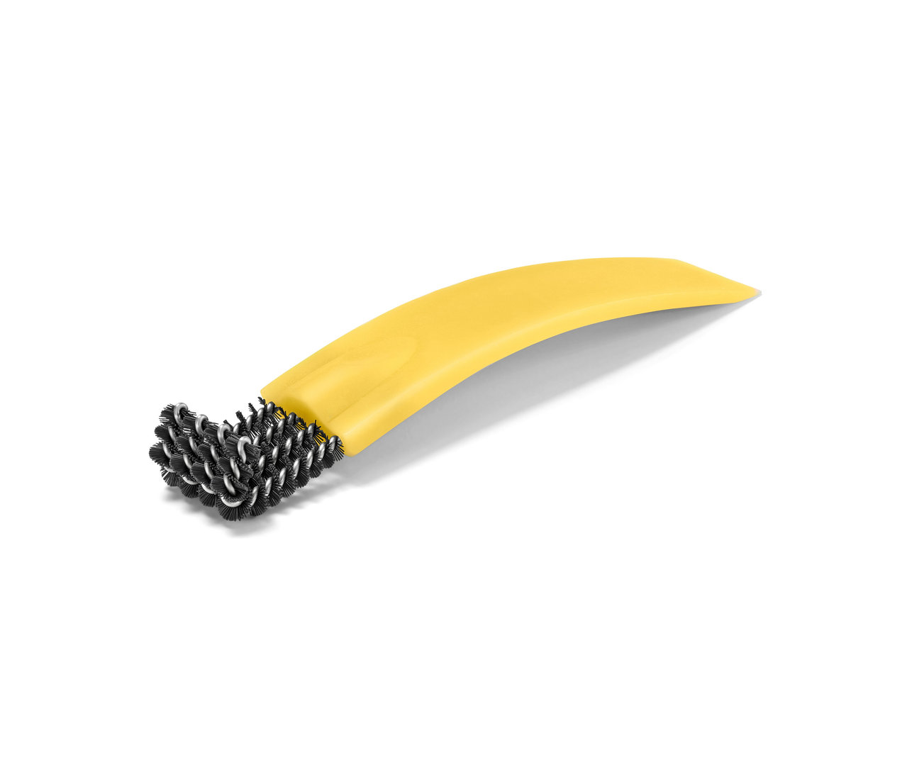 Brosse à four jaune avec racloir sur fond blanc.