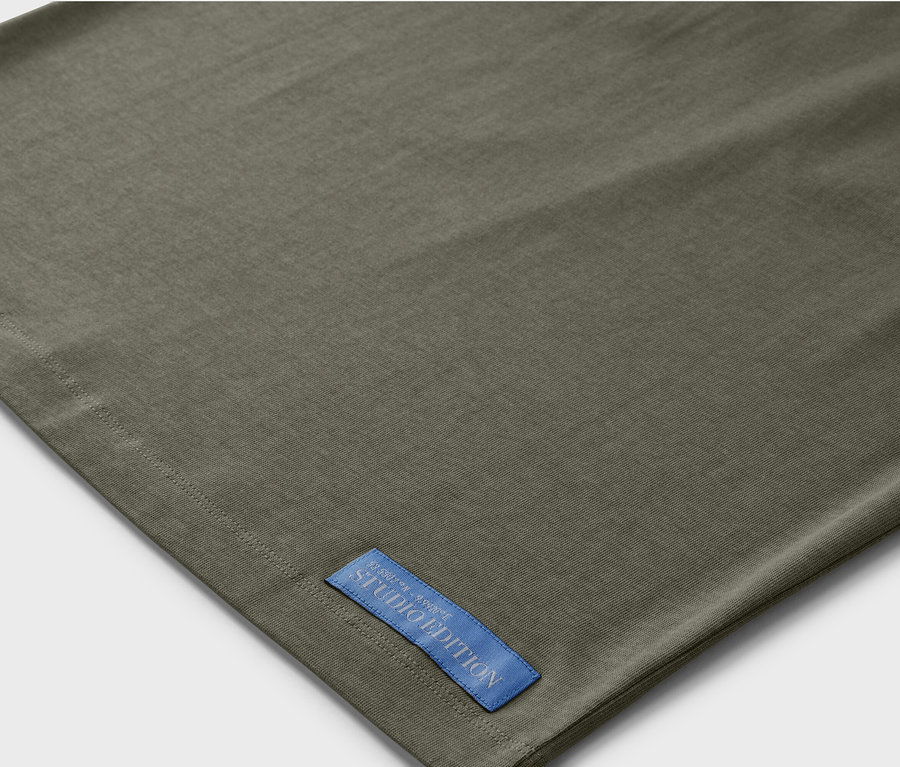 Gros plan sur un t-shirt heavy pour enfant avec des épaules tombantes.