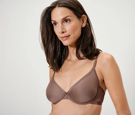 Une femme porte un soutien-gorge Spacer marron.