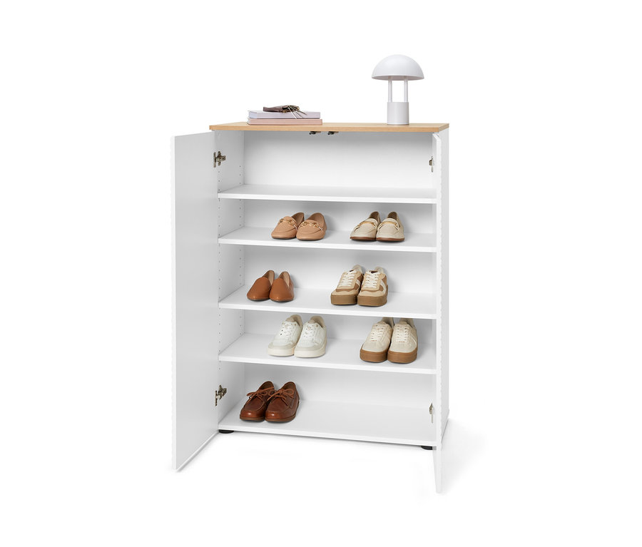 Armoire à chaussures ouverte avec cinq étagères contenant plusieurs paires de chaussures.