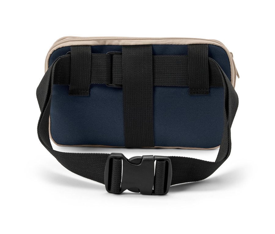 Gros plan d'un sac multifonction avec une sangle et une boucle noires.