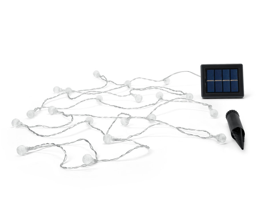 Une guirlande lumineuse avec des globes est posée sur un fond blanc.