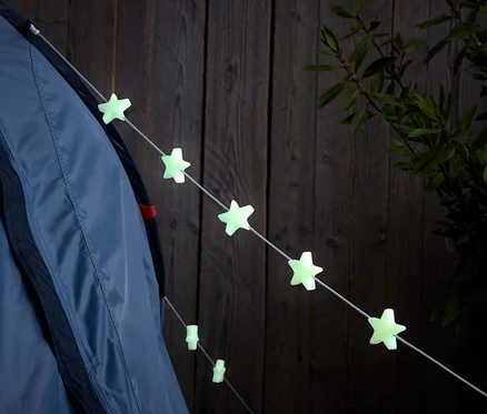8 clips de marquage brillant dans l’obscurité sont accrochés à une corde de tente.