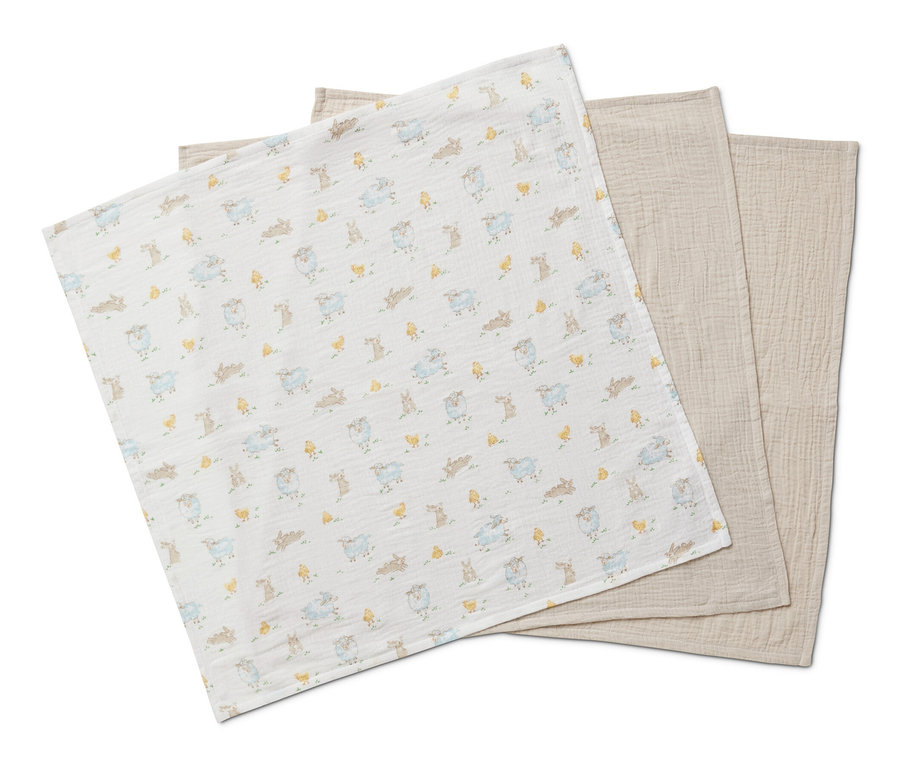Trois serviettes en mousseline pour bébé sont posées les unes sur les autres.