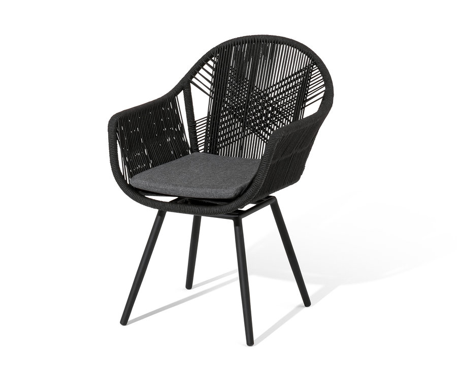 Fauteuil de salon pivotant noir avec tressage textile et coussin gris.