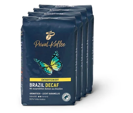 Quatre paquets de café Tchibo Privat Kaffee Brazil Decaf se tiennent les uns derrière les autres.