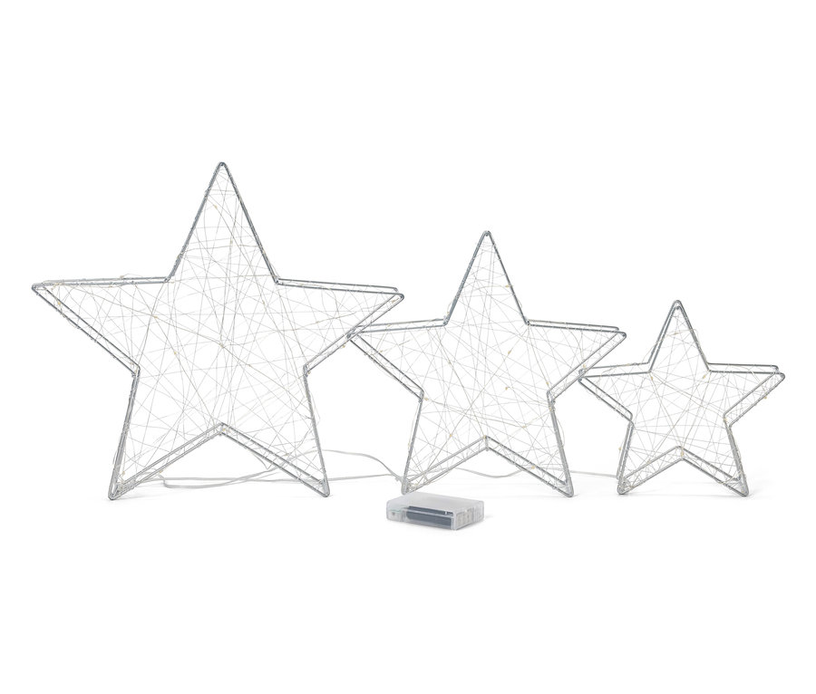 Trois étoiles en fil de fer de différentes tailles avec des lumières LED sur fond blanc.