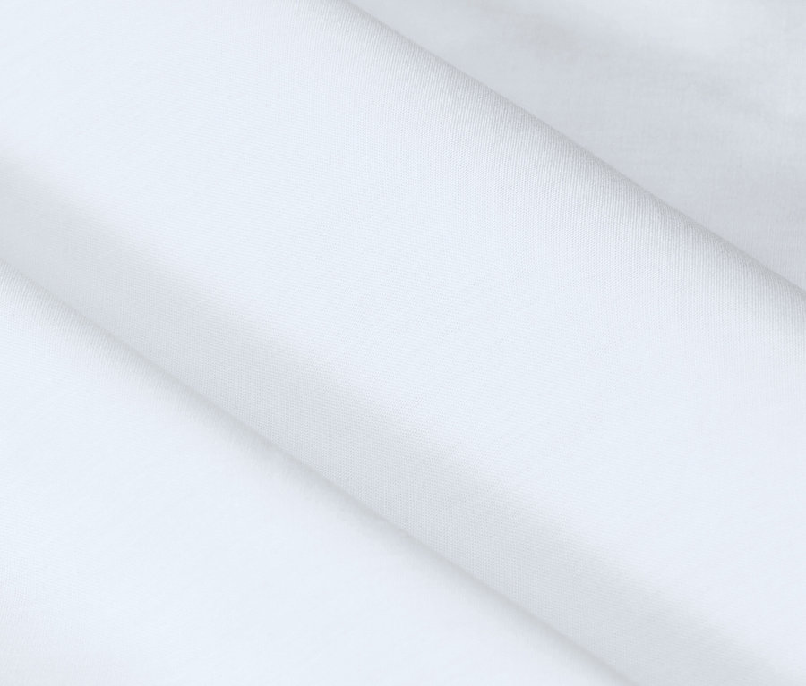 Gros plan d'un tissu blanc avec de légers plis.