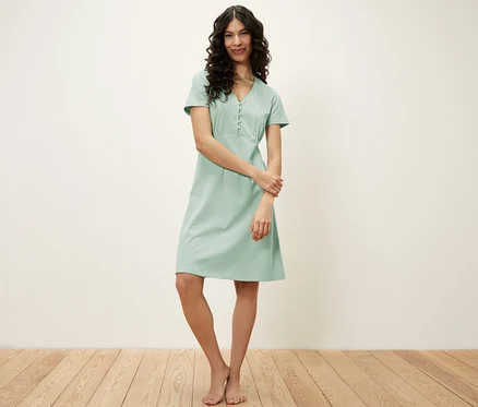 Femme posant en chemise de nuit vert clair.