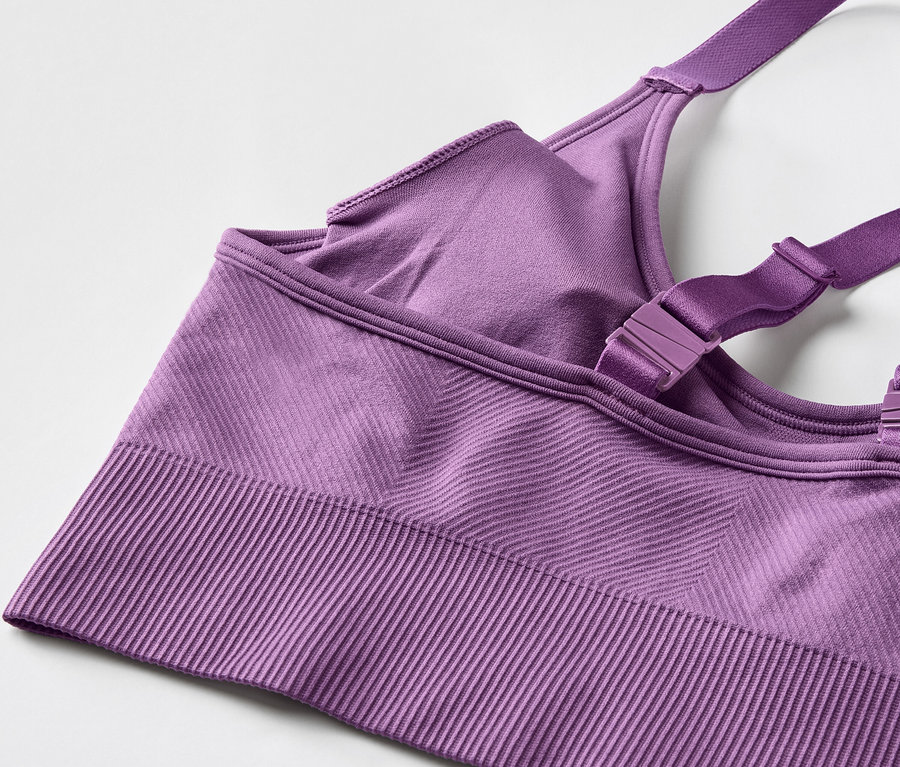 Gros plan d'un soutien-gorge de sport violet avec bretelles réglables.