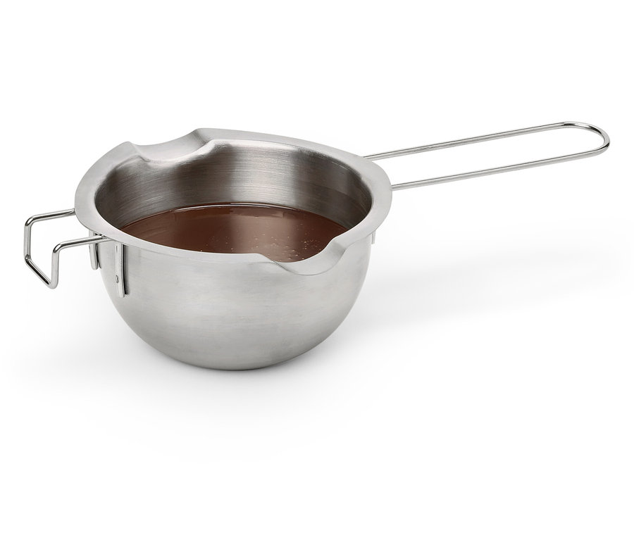 Bol en acier inoxydable avec une poignée rempli de liquide marron.