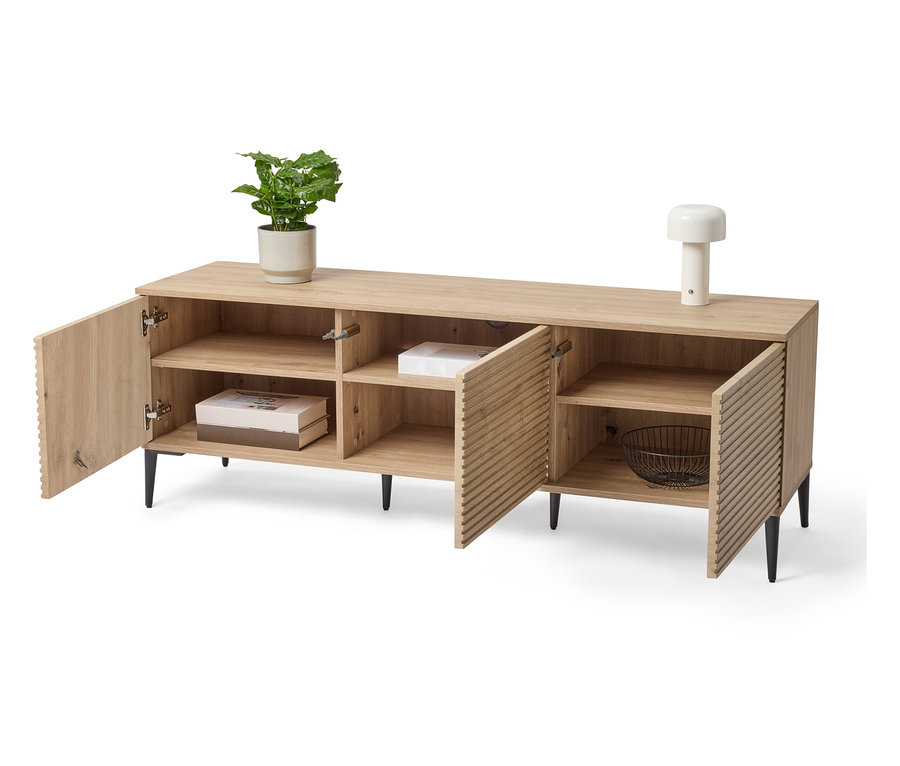 Commode en bois ouverte avec plante en pot, lampe et décorations.