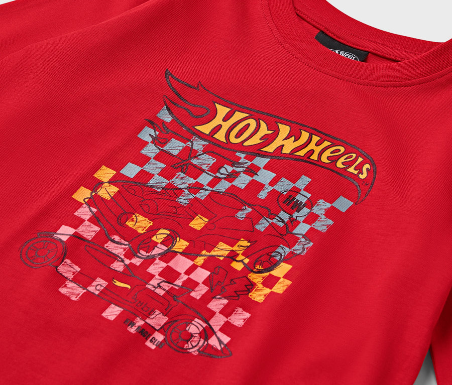 Détail d'un t-shirt rouge avec un motif Hot Wheels.