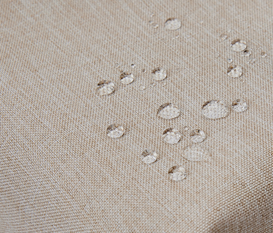 Gros plan d'une nappe lavable avec des gouttes d'eau sur la surface.