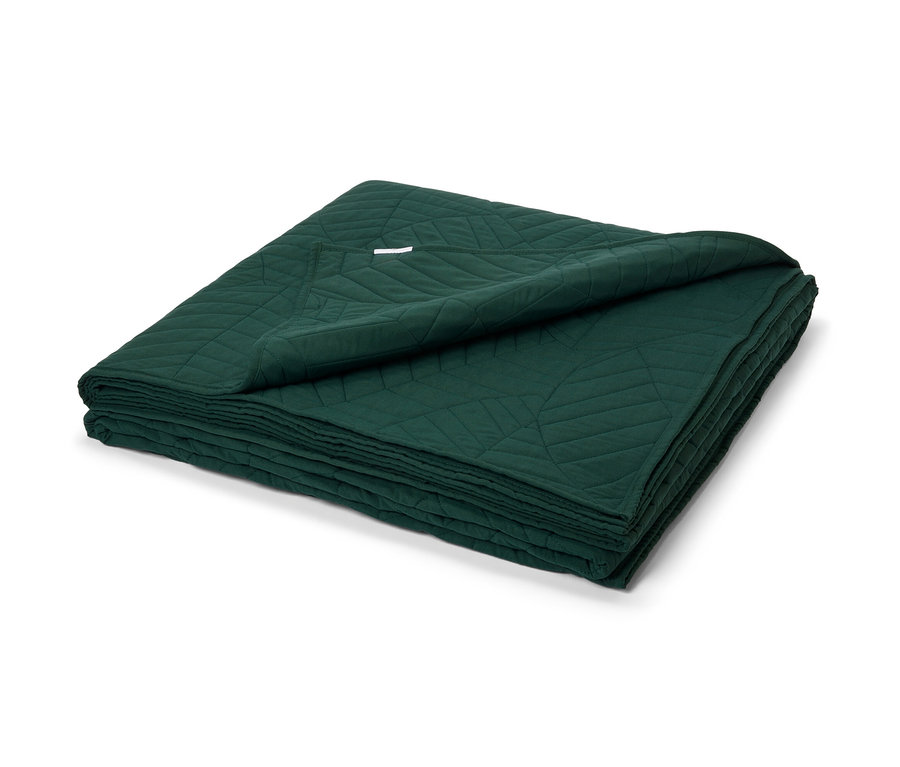 Un couvre-lit matelassé vert foncé, 230 x 250 cm, est plié.
