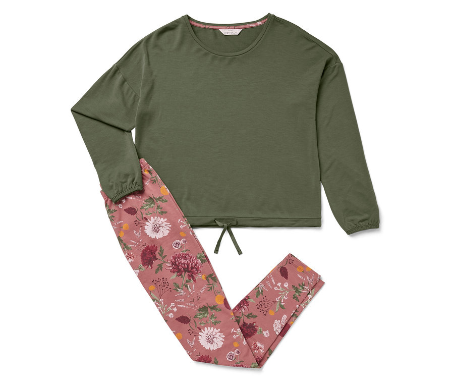 Un haut vert à manches longues et un pantalon rose à motifs floraux sont posés sur un fond blanc.