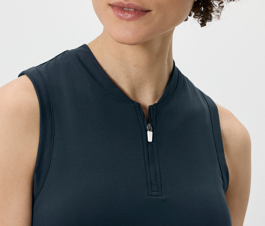 Femme portant un top fonctionnel bleu foncé.