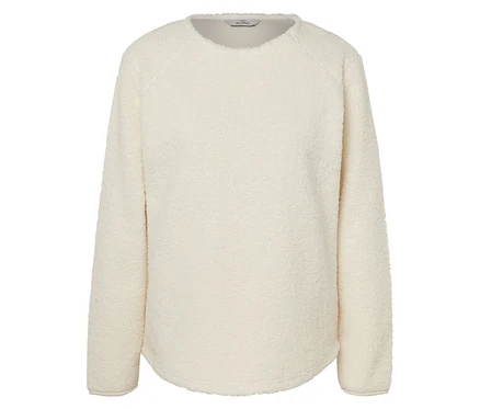 Un pull en polaire crème à manches longues.
