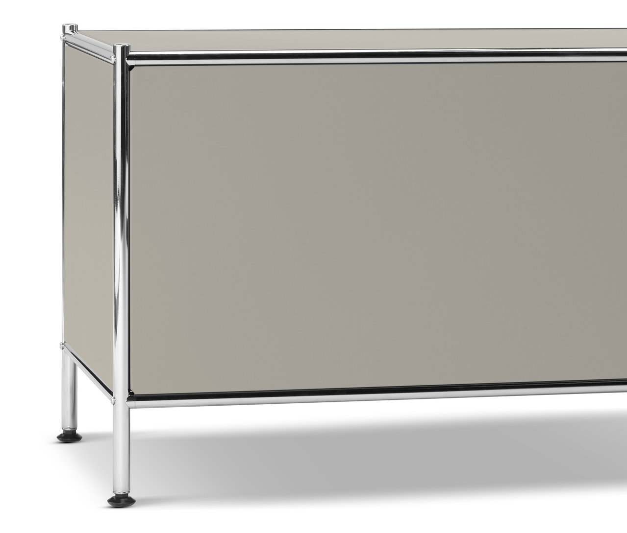 Armoire beige avec cadre et pieds chromés.