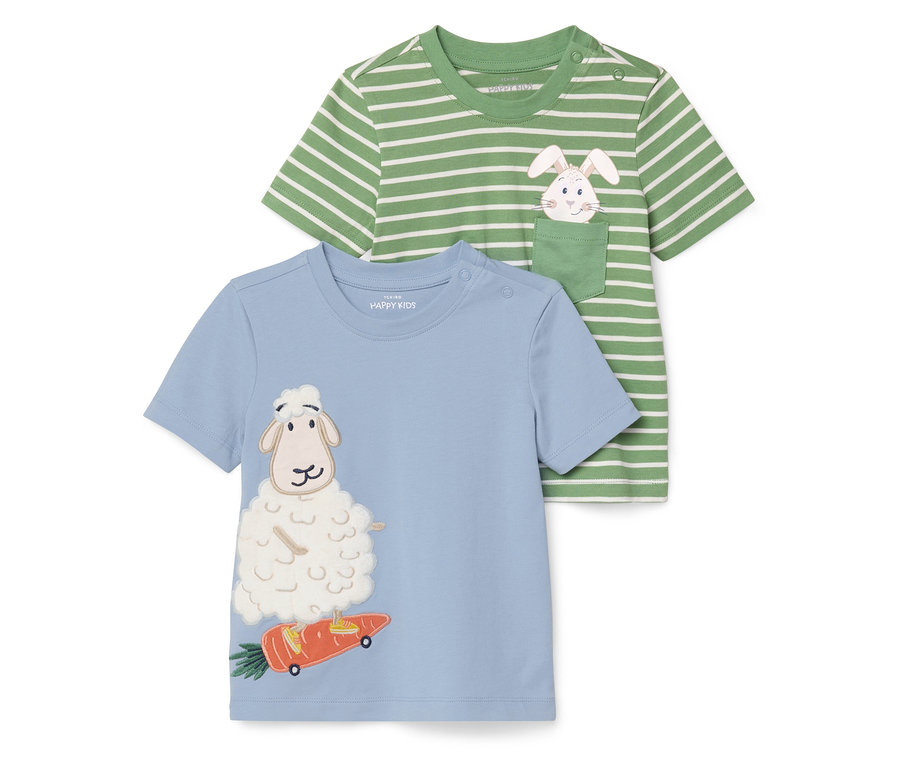 Deux t-shirts pour enfants : un bleu avec un mouton sur une carotte à roulettes et un vert et blanc rayé avec un lapin dans la poche.