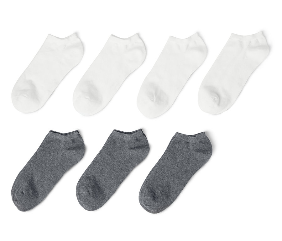 Sept paires de socquettes de sport blanches et grises.