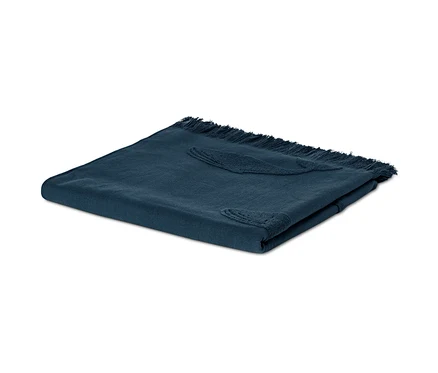 Un linge de bain XL bleu avec des franges et de la texture.