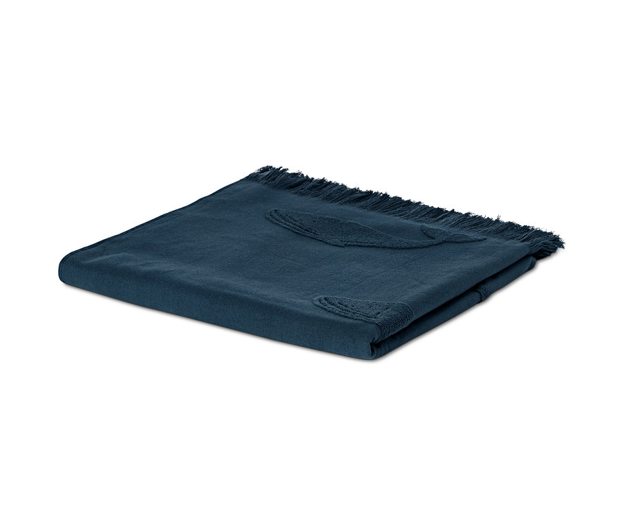 Un linge de bain XL bleu avec des franges et de la texture.