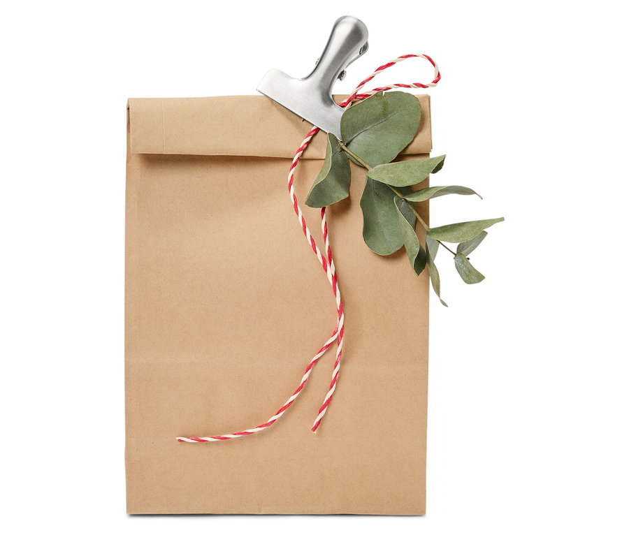 Sac en papier marron avec pince, ficelle et eucalyptus.