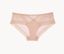 Détail d'une culotte beige avec de la dentelle sur un fond blanc.