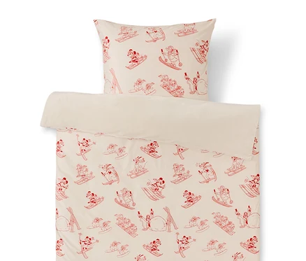 Linge de lit avec un imprimé rouge de Mickey Mouse sur des skis et des snowboards.