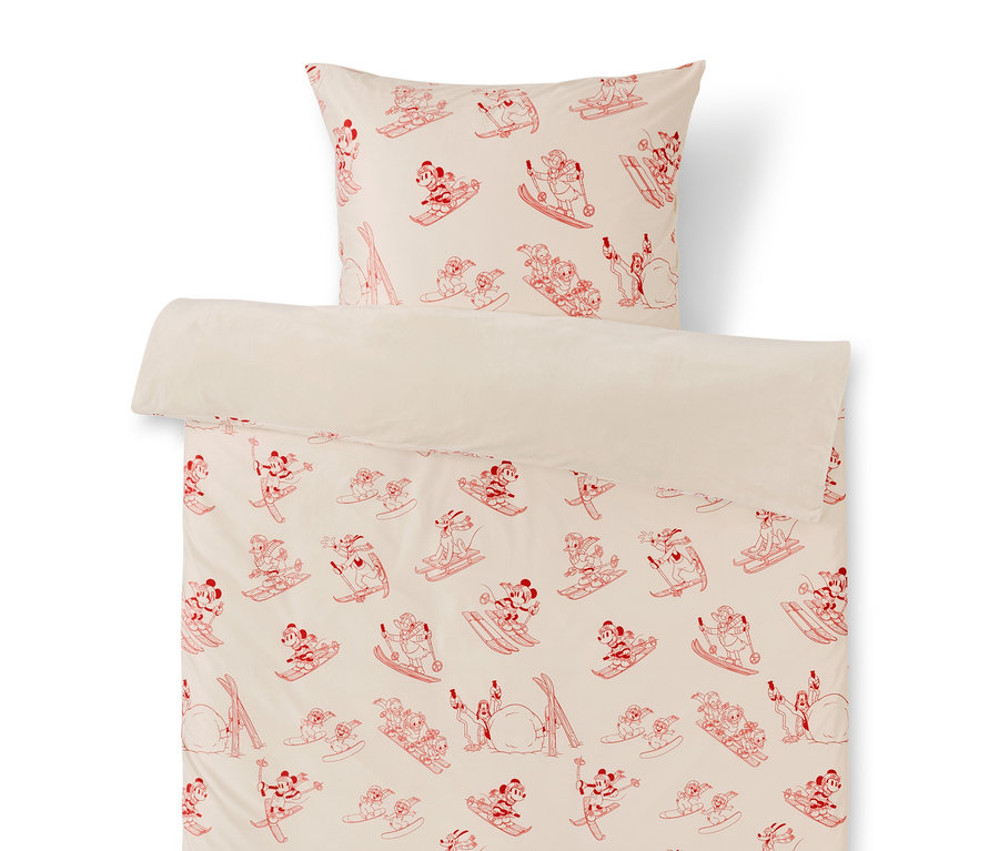 Linge de lit avec un imprimé rouge de Mickey Mouse sur des skis et des snowboards.