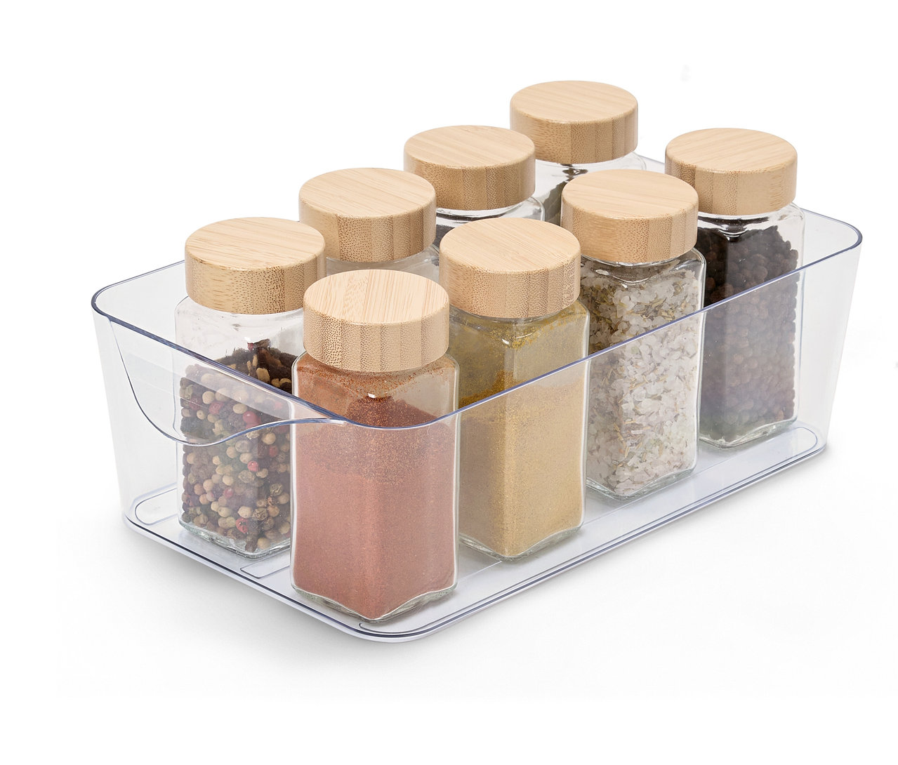 Huit pots à épices en verre avec couvercles en bois dans un organisateur en plastique transparent.
