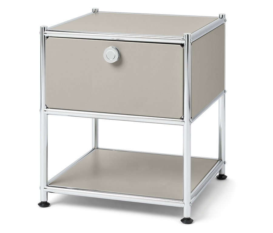Table de chevet beige avec cadre chromé et un tiroir.
