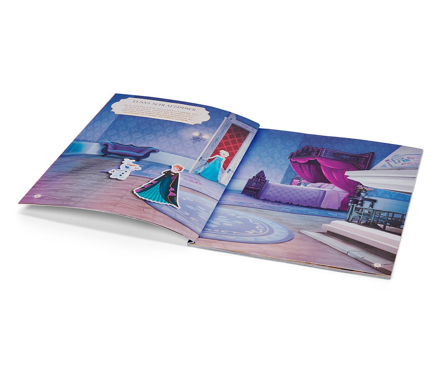 Un livre ouvert montre la chambre d'Elsa avec les personnages d'Elsa, Anna et Olaf.