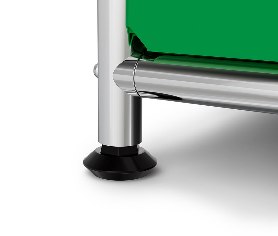 Gros plan sur un pied chromé avec une base noire et un plateau vert sur fond blanc.