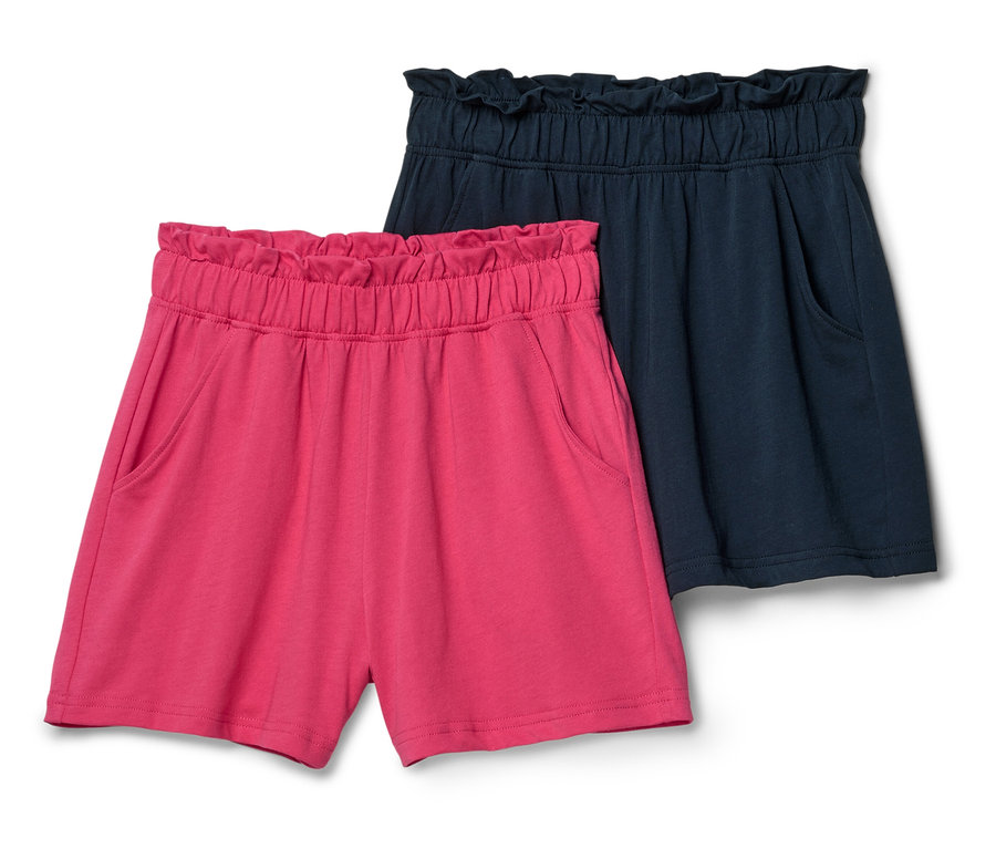 Deux shorts, un rose et un bleu marine, sont placés côte à côte.