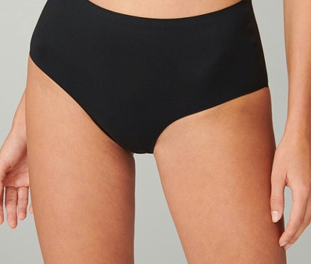 Gros plan d'une femme portant un bas de bikini noir taille haute.