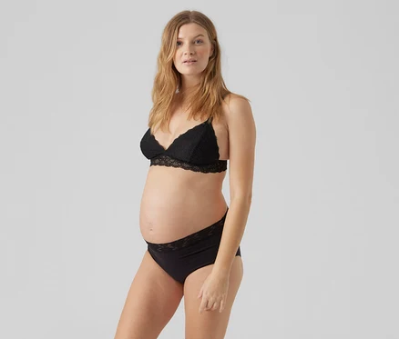 Femme enceinte portant une brassière en dentelle noire et un lot de 2 culottes MAMALICIOUS «
MLHEAL
».