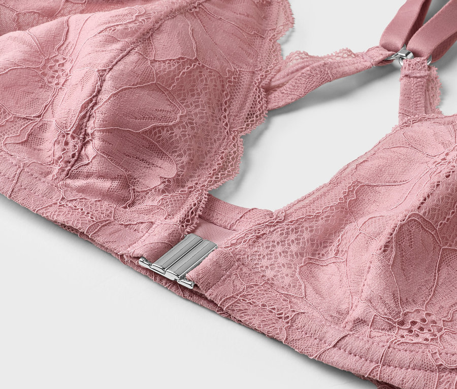 Gros plan d'un soutien-gorge rose en dentelle.