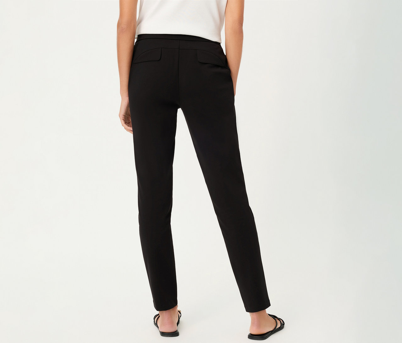 Vue arrière d'une femme portant un t-shirt blanc et un pantalon Olsen, slim noir.