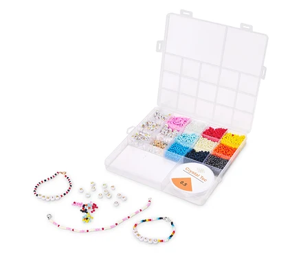 Boîte transparente ouverte avec des perles colorées. Plusieurs bracelets finis et des perles alphabet éparses sont à côté.